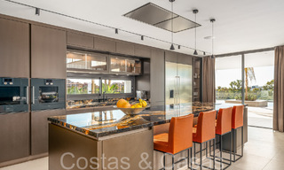 Amplia villa de lujo modernista en venta con vistas al campo de golf en Benahavis - Marbella 68130 
