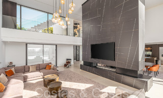 Amplia villa de lujo modernista en venta con vistas al campo de golf en Benahavis - Marbella 68132 