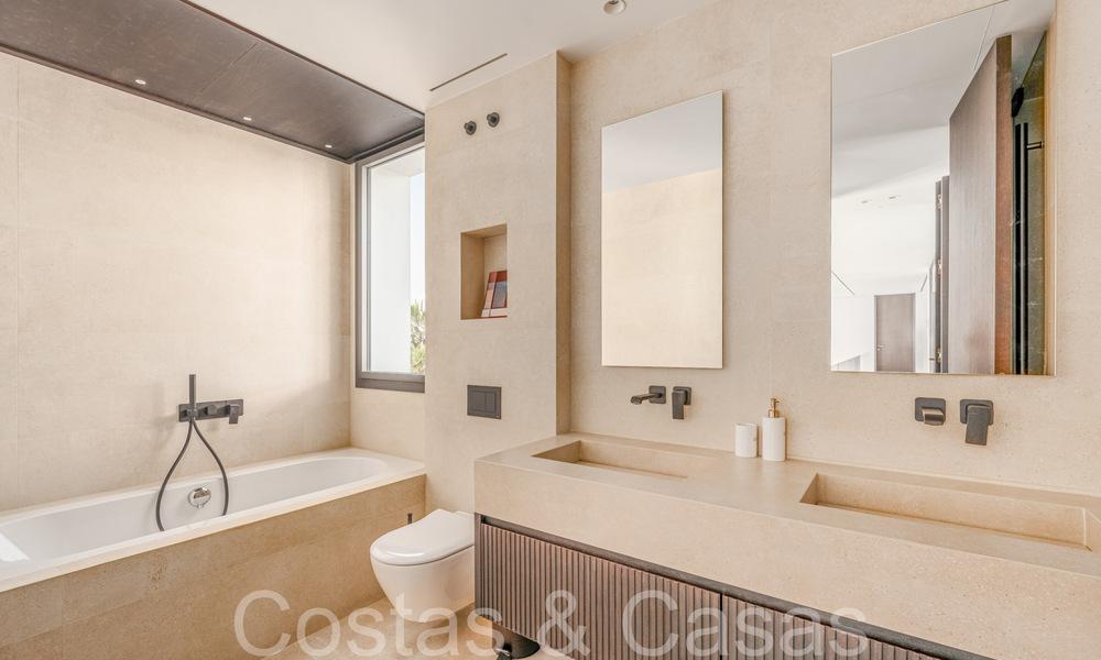 Amplia villa de lujo modernista en venta con vistas al campo de golf en Benahavis - Marbella 68133