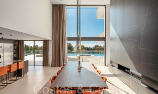Amplia villa de lujo modernista en venta con vistas al campo de golf en Benahavis - Marbella 68137 