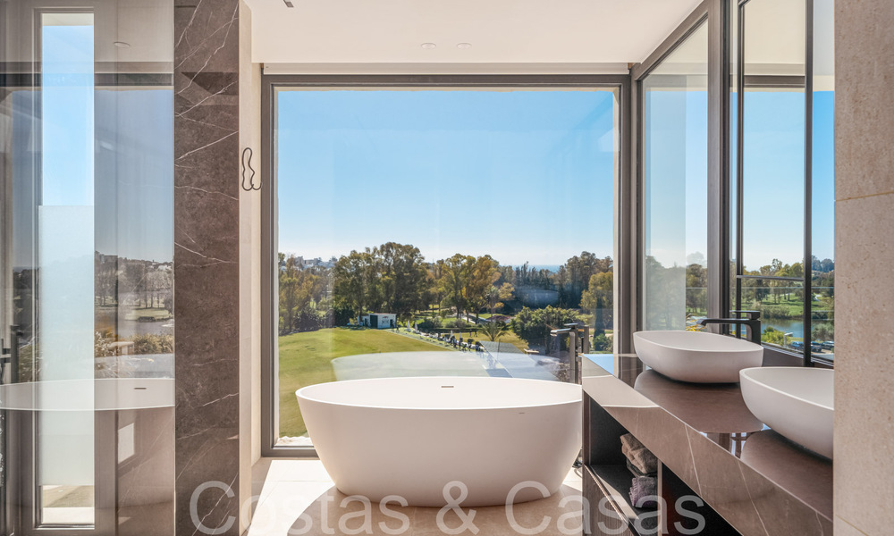 Amplia villa de lujo modernista en venta con vistas al campo de golf en Benahavis - Marbella 68139