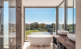 Amplia villa de lujo modernista en venta con vistas al campo de golf en Benahavis - Marbella 68139 