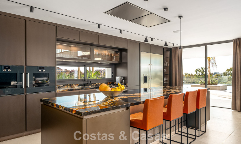 Amplia villa de lujo modernista en venta con vistas al campo de golf en Benahavis - Marbella 792495