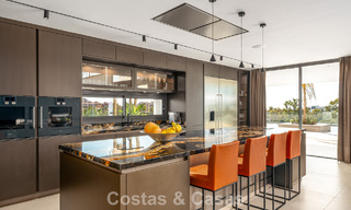 Amplia villa de lujo modernista en venta con vistas al campo de golf en Benahavis - Marbella 792495 