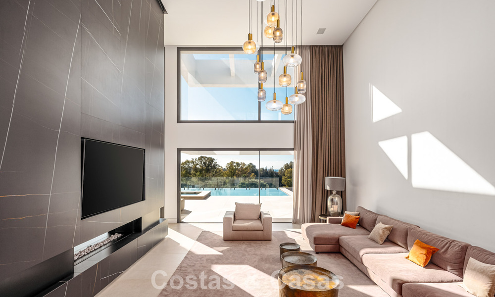 Amplia villa de lujo modernista en venta con vistas al campo de golf en Benahavis - Marbella 792496