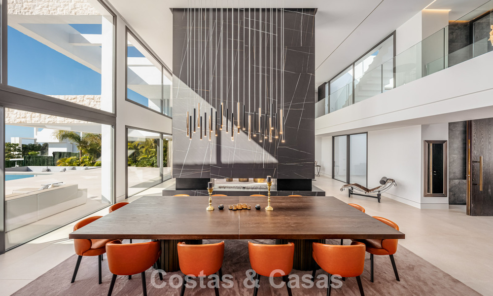 Amplia villa de lujo modernista en venta con vistas al campo de golf en Benahavis - Marbella 792498