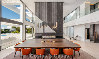 Amplia villa de lujo modernista en venta con vistas al campo de golf en Benahavis - Marbella 792498 