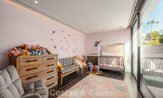 Amplia villa de lujo modernista en venta con vistas al campo de golf en Benahavis - Marbella 792499 