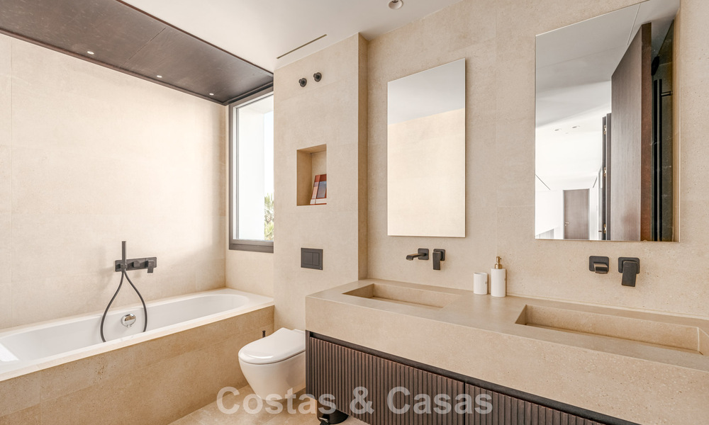 Amplia villa de lujo modernista en venta con vistas al campo de golf en Benahavis - Marbella 792500