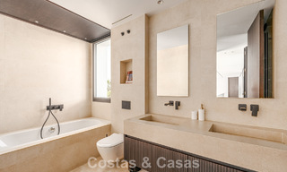 Amplia villa de lujo modernista en venta con vistas al campo de golf en Benahavis - Marbella 792500 