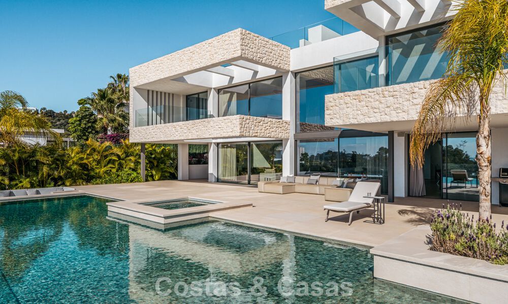 Amplia villa de lujo modernista en venta con vistas al campo de golf en Benahavis - Marbella 792504