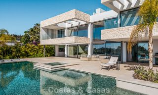 Amplia villa de lujo modernista en venta con vistas al campo de golf en Benahavis - Marbella 792504 