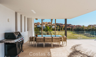 Amplia villa de lujo modernista en venta con vistas al campo de golf en Benahavis - Marbella 792505 
