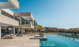 Amplia villa de lujo modernista en venta con vistas al campo de golf en Benahavis - Marbella 792507 