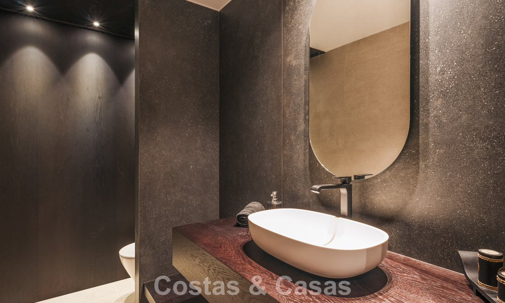 Amplia villa de lujo modernista en venta con vistas al campo de golf en Benahavis - Marbella 792510