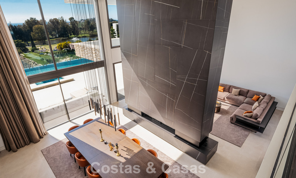 Amplia villa de lujo modernista en venta con vistas al campo de golf en Benahavis - Marbella 792513