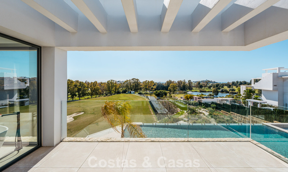 Amplia villa de lujo modernista en venta con vistas al campo de golf en Benahavis - Marbella 792517