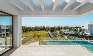 Amplia villa de lujo modernista en venta con vistas al campo de golf en Benahavis - Marbella 792517 