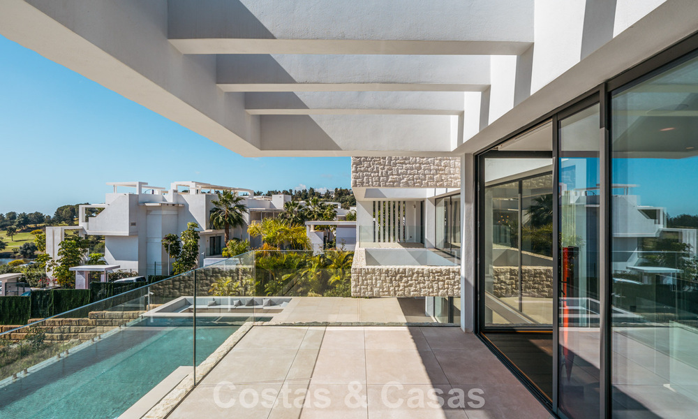 Amplia villa de lujo modernista en venta con vistas al campo de golf en Benahavis - Marbella 792518