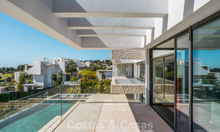 Amplia villa de lujo modernista en venta con vistas al campo de golf en Benahavis - Marbella 792518 