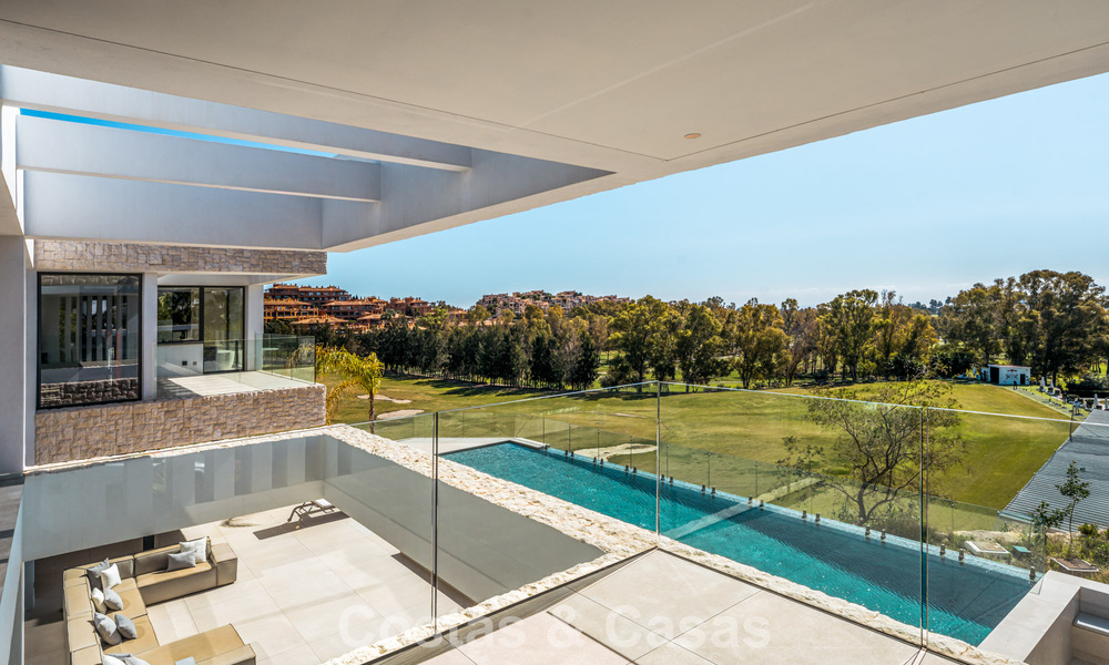 Amplia villa de lujo modernista en venta con vistas al campo de golf en Benahavis - Marbella 792520