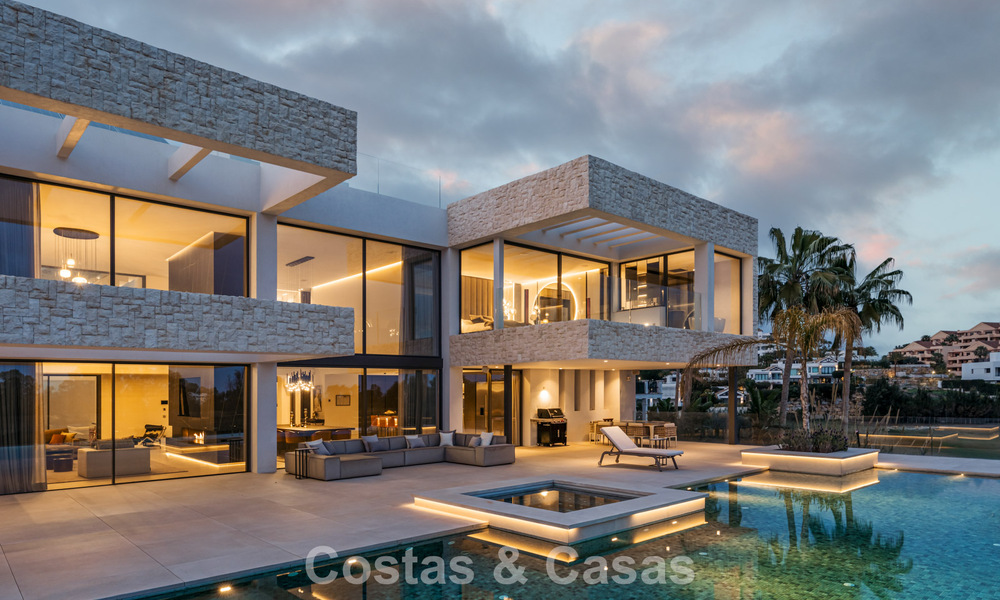 Amplia villa de lujo modernista en venta con vistas al campo de golf en Benahavis - Marbella 792523