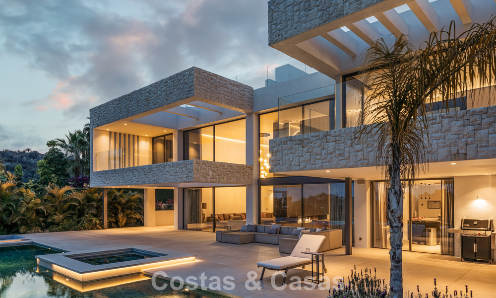 Amplia villa de lujo modernista en venta con vistas al campo de golf en Benahavis - Marbella 792525