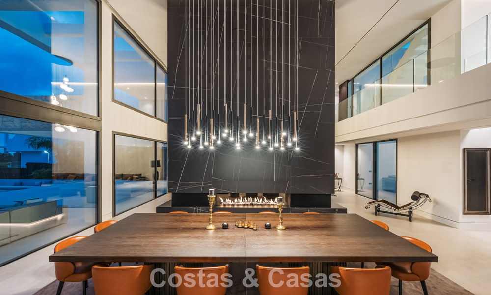 Amplia villa de lujo modernista en venta con vistas al campo de golf en Benahavis - Marbella 792527