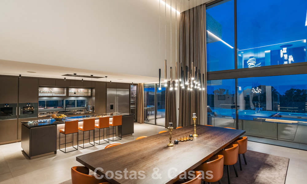 Amplia villa de lujo modernista en venta con vistas al campo de golf en Benahavis - Marbella 792528