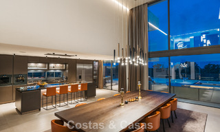 Amplia villa de lujo modernista en venta con vistas al campo de golf en Benahavis - Marbella 792528 