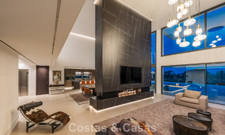 Amplia villa de lujo modernista en venta con vistas al campo de golf en Benahavis - Marbella 792530 