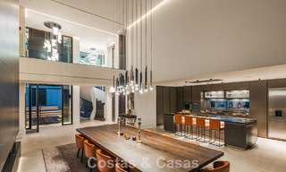 Amplia villa de lujo modernista en venta con vistas al campo de golf en Benahavis - Marbella 792531 