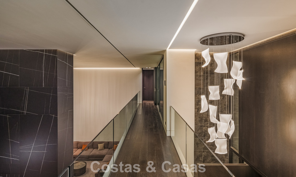 Amplia villa de lujo modernista en venta con vistas al campo de golf en Benahavis - Marbella 792534