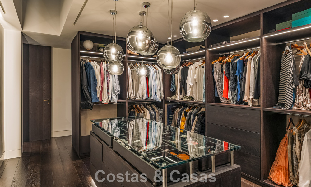 Amplia villa de lujo modernista en venta con vistas al campo de golf en Benahavis - Marbella 792536