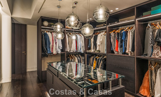 Amplia villa de lujo modernista en venta con vistas al campo de golf en Benahavis - Marbella 792536 