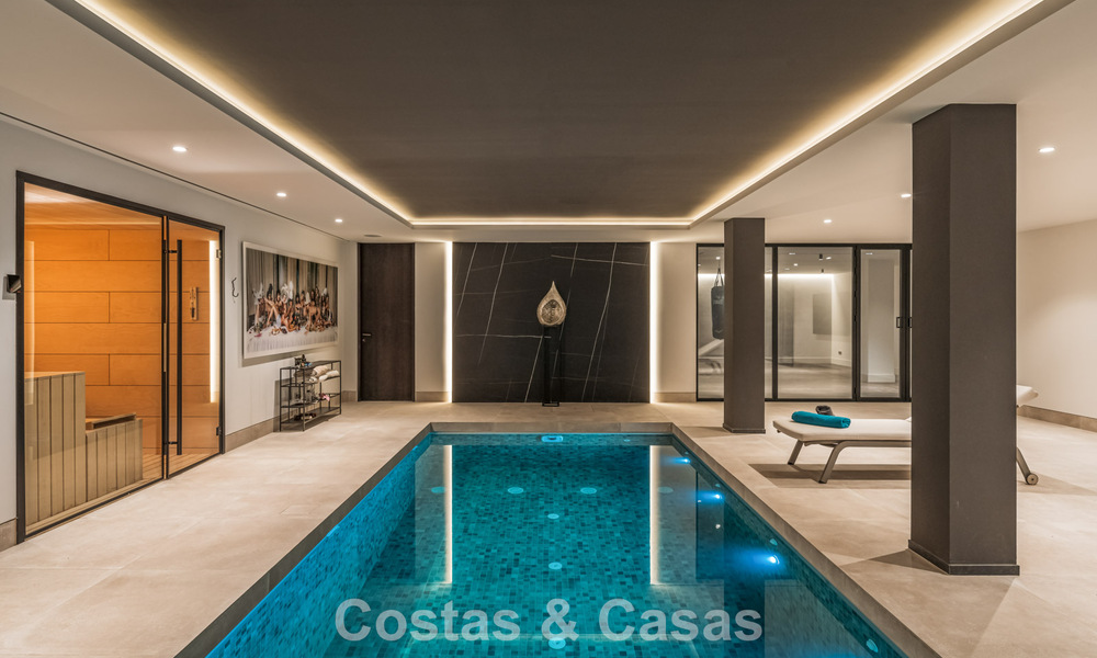 Amplia villa de lujo modernista en venta con vistas al campo de golf en Benahavis - Marbella 792538