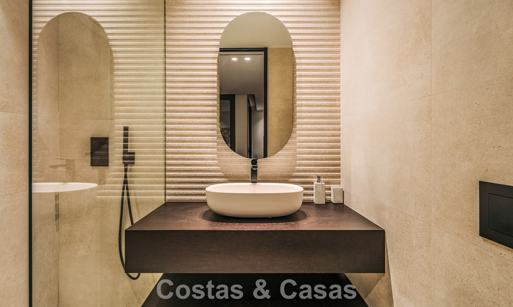 Amplia villa de lujo modernista en venta con vistas al campo de golf en Benahavis - Marbella 792543