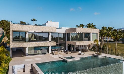 Amplia villa de lujo modernista en venta con vistas al campo de golf en Benahavis - Marbella 792545