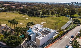 Amplia villa de lujo modernista en venta con vistas al campo de golf en Benahavis - Marbella 792547 