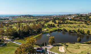 Amplia villa de lujo modernista en venta con vistas al campo de golf en Benahavis - Marbella 792549 