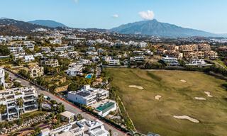 Amplia villa de lujo modernista en venta con vistas al campo de golf en Benahavis - Marbella 792550 