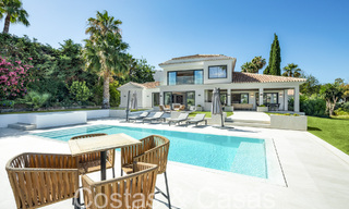 Villa de lujo contemporánea renovada en venta, primera línea de golf en Nueva Andalucía, Marbella 70516 