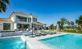 Villa de lujo contemporánea renovada en venta, primera línea de golf en Nueva Andalucía, Marbella 70518 