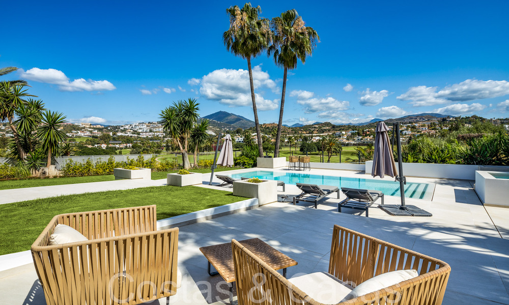 Villa de lujo contemporánea renovada en venta, primera línea de golf en Nueva Andalucía, Marbella 70519