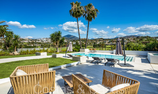 Villa de lujo contemporánea renovada en venta, primera línea de golf en Nueva Andalucía, Marbella 70519 