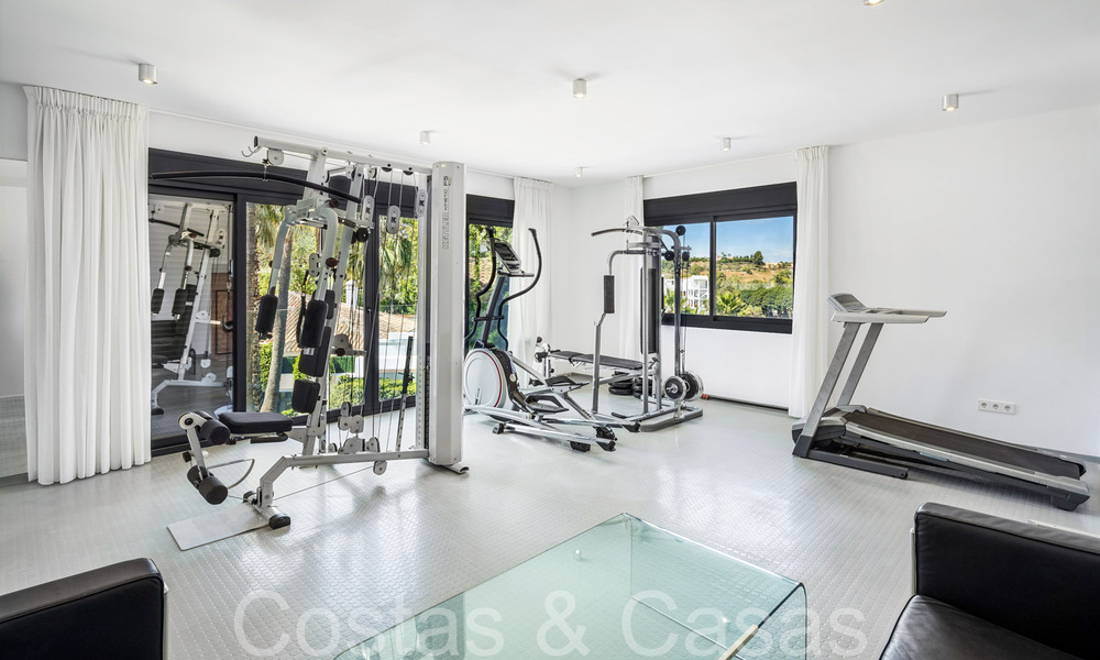 Villa de lujo contemporánea renovada en venta, primera línea de golf en Nueva Andalucía, Marbella 70520