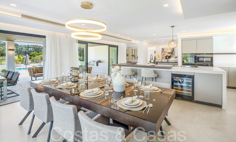 Villa de lujo contemporánea renovada en venta, primera línea de golf en Nueva Andalucía, Marbella 70521