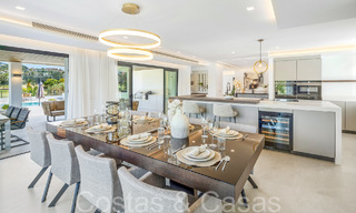 Villa de lujo contemporánea renovada en venta, primera línea de golf en Nueva Andalucía, Marbella 70521 