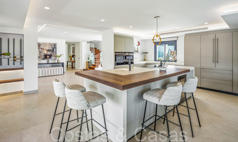 Villa de lujo contemporánea renovada en venta, primera línea de golf en Nueva Andalucía, Marbella 70522