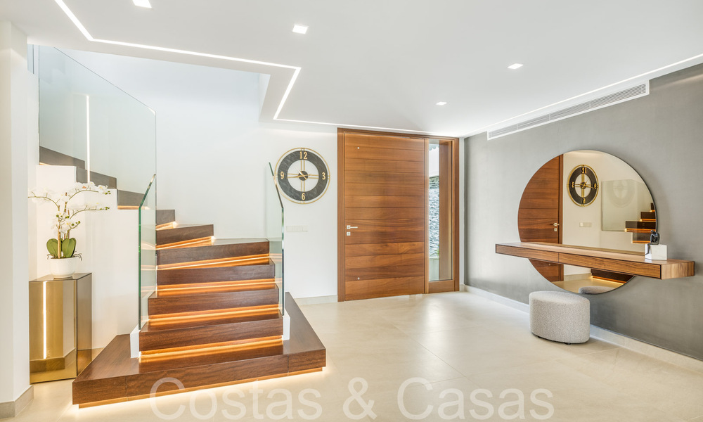 Villa de lujo contemporánea renovada en venta, primera línea de golf en Nueva Andalucía, Marbella 70523